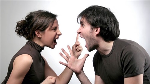 خبيرة أسرية تحذر الزوجة من 3 أخطاء تشعل الخلافات مع شريك العمر