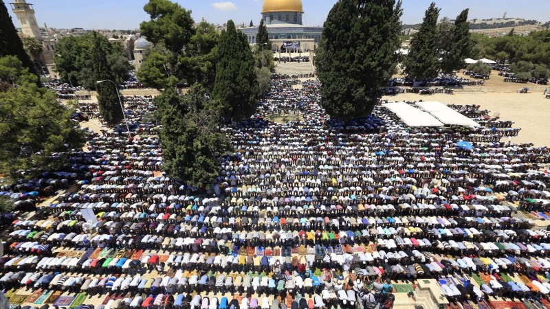 الإحتلال الاسرائيلي يسمح لمئة مصلي من قطاع غزة بالصلاة في المسجد الأقصى