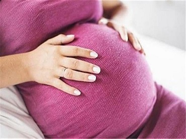بهذه الحالات فقط.. ممارسة العلاقة الحميمة أثناء الحمل يعرض الجنين للخطر