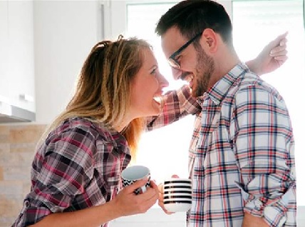 بـ 4 طرق تعيدين العلاقة الحميمة الى حياتك الزوجية