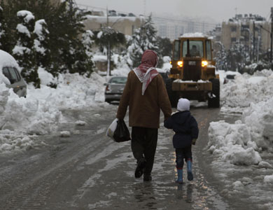ثلج متراكم يعيق “كل شيء”.. العاصفة اليكسا أطالت البقاء.. الجميع غاضب ومروحيات توزع الخبز