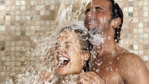 مخاطر لإقامة العلاقة الحميمة تحت الدوش