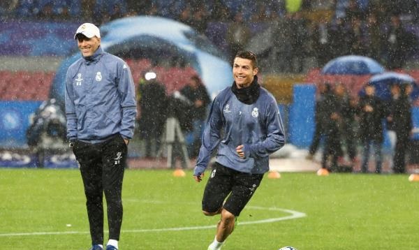 ريال مدريد يتدرب تحت الأمطار استعدادا لمواجهة نابولي