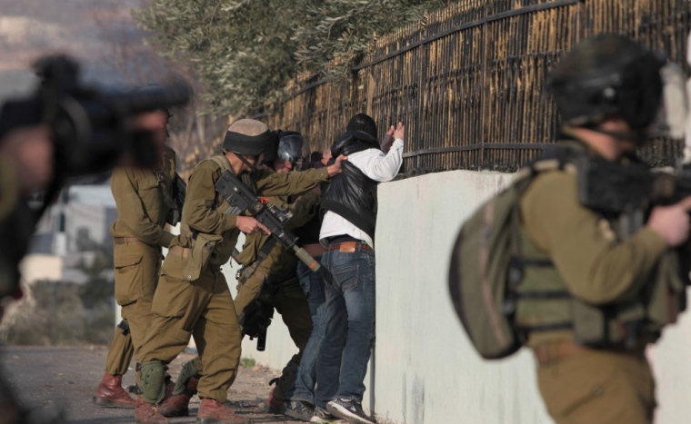 الاحتلال يعتقل 14 مواطنًا ويستولي على على ممتلكات المواطنين بالقدس