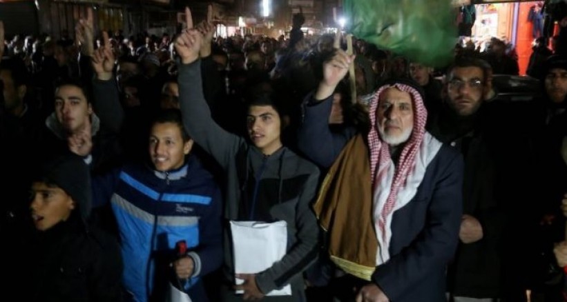 الشارع في قطاع غزة بين “ابتهاج” بعد عملية القدس و”غضب” من تفاقم أزمة الكهرباء