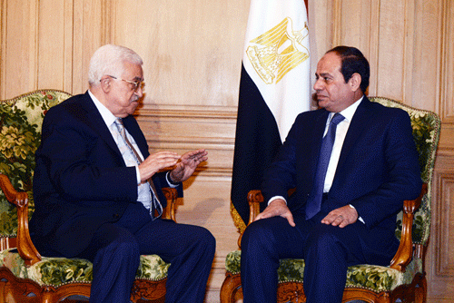 السيسي لـ”عباس”: مصر ملتزمة بالسعي للتوصل إلى تسوية عادلة للقضية الفلسطينية