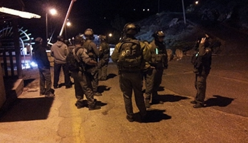 الإحتلال يعتقل 22 شخصًا خلال حملة مداهمات في الضفة الغربية والقدس المحتلتين