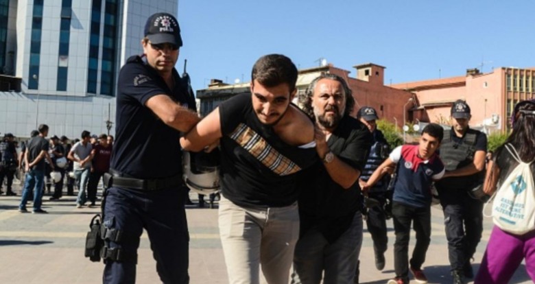 الأمن التركي يقتحم صحيفة معارضة ويعتقل مالكها و3 صحفيين