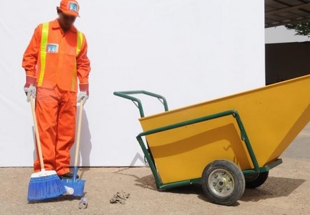 “بنت الزبال” هيك كانو ينادوني بالمدرسة بالحارة بكل مطرح