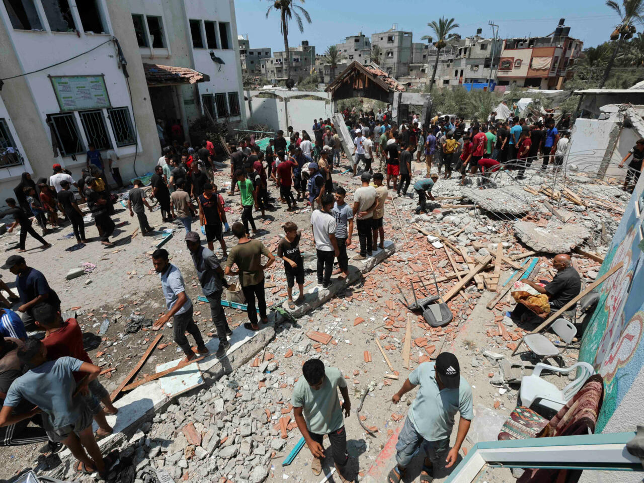 296 يوم للحرب على غزة: مجزرة دامية استهدفت نقطة طبية للنازحين