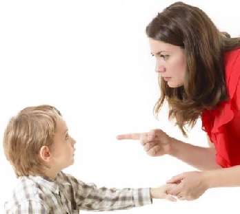 ابني عنيد وعصبي ولا يبالي بكلامي.. كيف أتعامل معه ؟