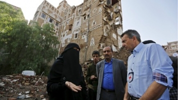 رئيس الصليب الأحمر يتفقد المنازل المدمرة في العاصمة اليمنية