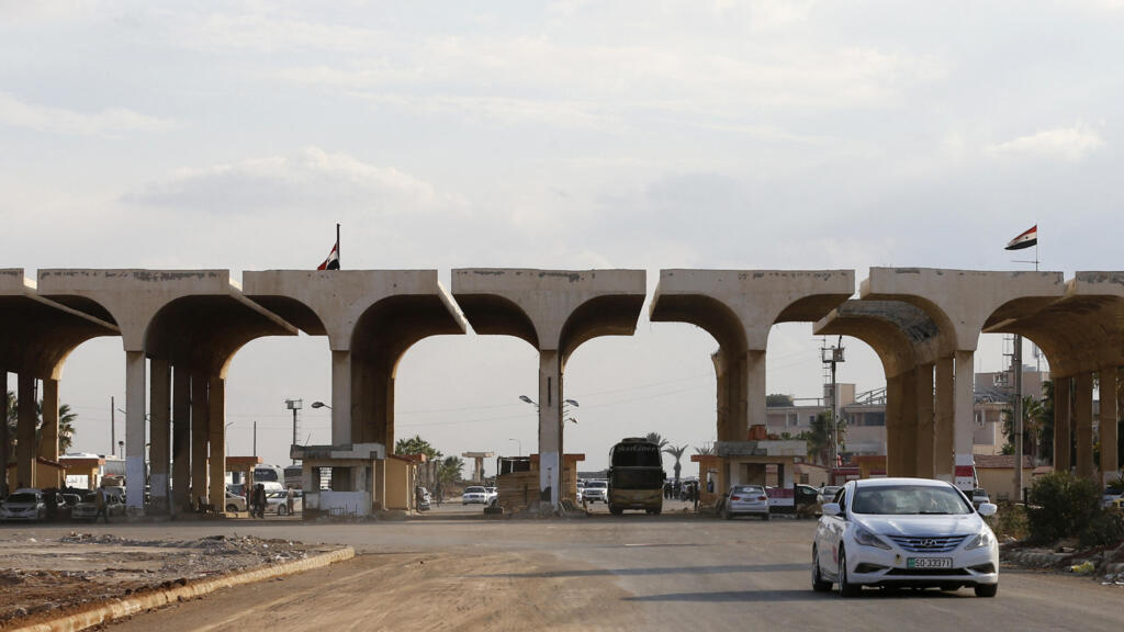 سوريا تغلق معبر نصيب مع الأردن بعد غارات جوية