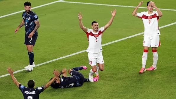 بعشرة لاعبين باراغواي تقصي تركيا من النهائيات