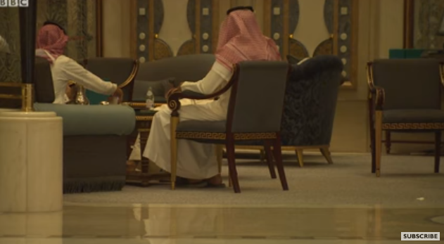 “عكاظ”: إطلاق سراح محتجزين في “الريتز” بينهم مسؤول سعودي سابق