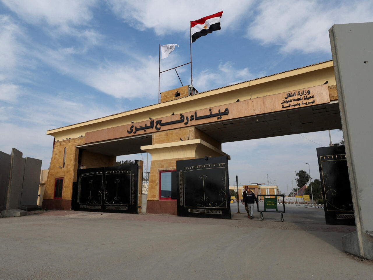 مصادر: 150 شخصا سيخرجون من غزة إلى مصر