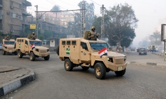 القوات الموالية للرئيس اليمني هادي تسير دوريات في عدن