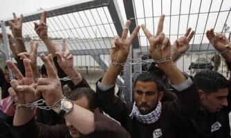قراقع: إضراب شامل في سجون الاحتلال اليوم