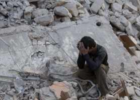 سوريا: “براميل الكلور” تفتك بحي الصاخور في حلب
