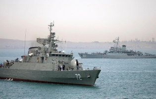 السفن الايرانية المتجهة إلى اليمن تغيّر مسارها