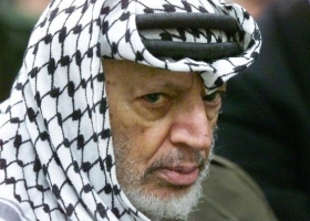 هآرتس: ياسر عرفات خطط لاغتيال موشيه ديان