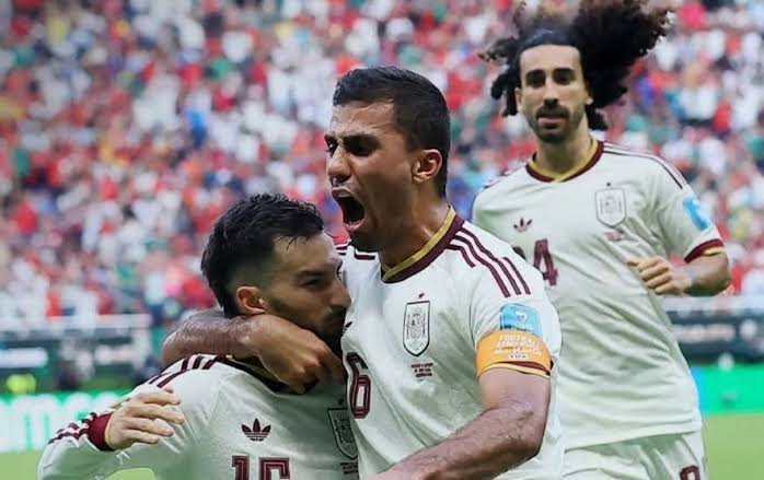 إسبانيا تهزم أوروغواي وتحسم صدارة مجموعتها في كأس العالم