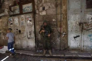 إصابة 4 شباب برصاص الأمن قرب مخيم بلاطة في نابلس!