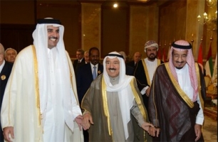 القمة العربية.. صورة تثير المتابعين ولا مناقشة للخلافات الخليجية