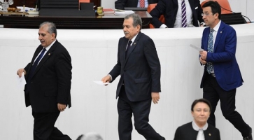 البرلمان التركي يرفض محاكمة وزراء سابقين بتهم فساد