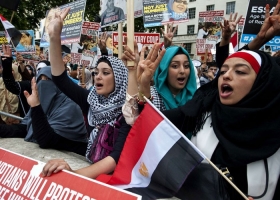 بريطانيا تطوق 25 ذراعا للإخوان المسلمين