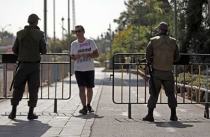 إسرائيل تقيم حواجز طرق في القدس الشرقية لكبح الانتفاضة