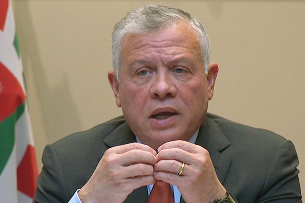 الملك يؤكد أن الأردن “فقد صديقا حقيقيا” بعد مقتل رئيس الوزراء الياباني