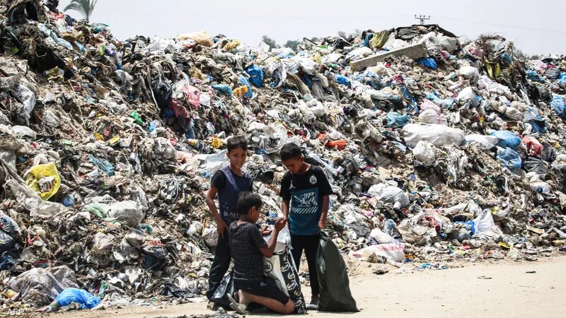 الأونروا: أكثر 330 ألف طن نفايات متراكمة في أنحاء غزة