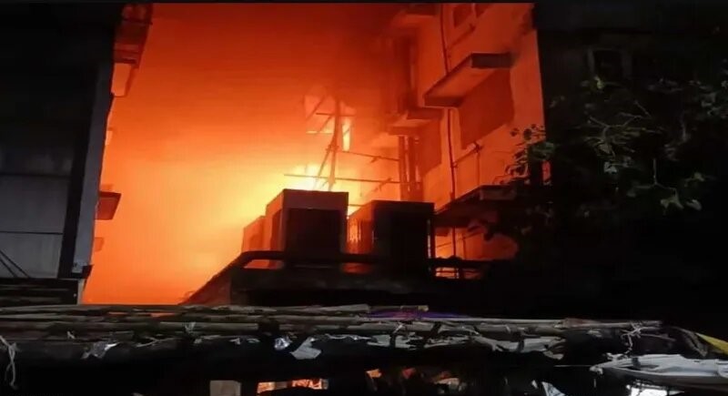 الهند.. حريق هائل في فندق بكولكاتا يودي بحياة 14 شخصا