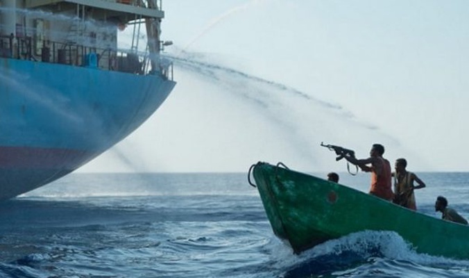 قراصنة يختطفون 12 شخص من سفينة تجارية سويسرية