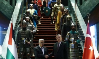 فرسان “السلطان” أردوغان يستقبلون عباس بشوارب مزيفة