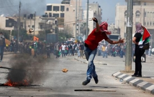 “هآرتس”: توقف العملية السياسية سيقود الى انتفاضة فلسطينية جديدة