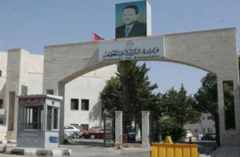 التربية: تقاضي معتدين على مدير مدرسة في الرصيفة