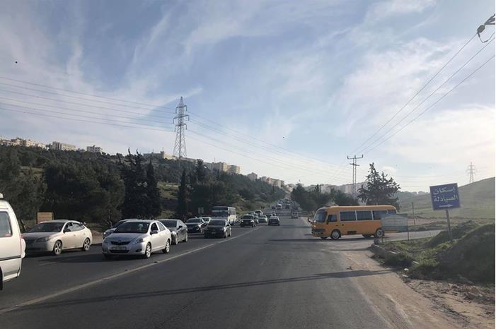 طريق حيوي في عمان يشكل خطورة على حياة المواطنين