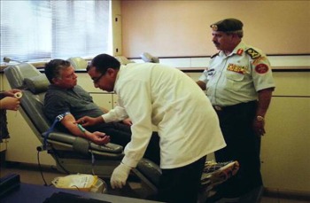 الملك يتبرع بالدم لغزة ويوعز بمواصلة تقديم المساعدات للأهل في القطاع