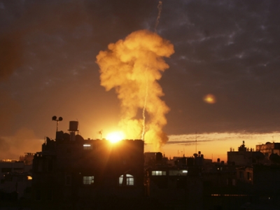 غارات جوية على غزة وصوارخ جنوب اسرائيل