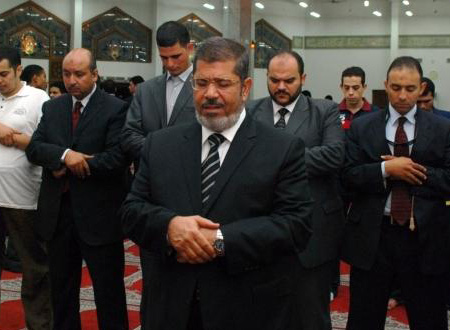 تكلفة صلاة مرسي تجاوزت 9 مليون وحرسه يسحل عجوزا