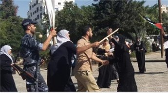 شرطة حماس تعتدي بالضرب على مسيرة نسوية