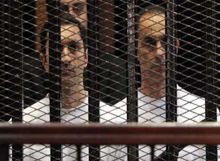 مشادة عنيفة بين جمال وعلاء مبارك داخل السجن