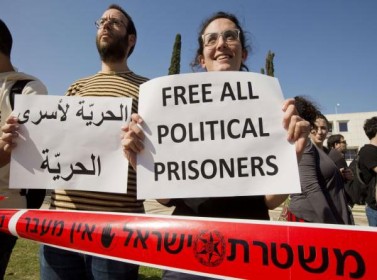 الأسرى الفلسطينيون يصعدون والمقاومة تندد بالسلطة