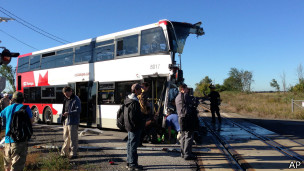 مقتل خمسة في حادث تصادم قطار وحافلة في كندا