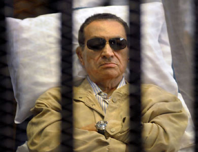 محكمة جنايات القاهرة تواصل الاستماع إلى شهود في محاكمة مبارك
