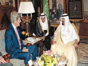العاهل السعودي يلتقي مع وزير الخارجية الأمريكي