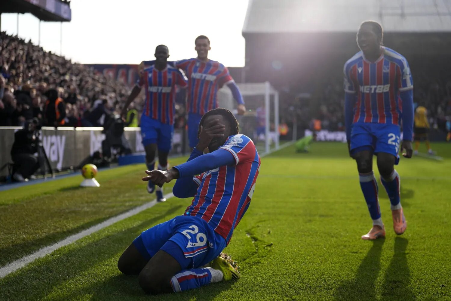 كريستال بالاس يلدغ وولفرهامبتون بهدف