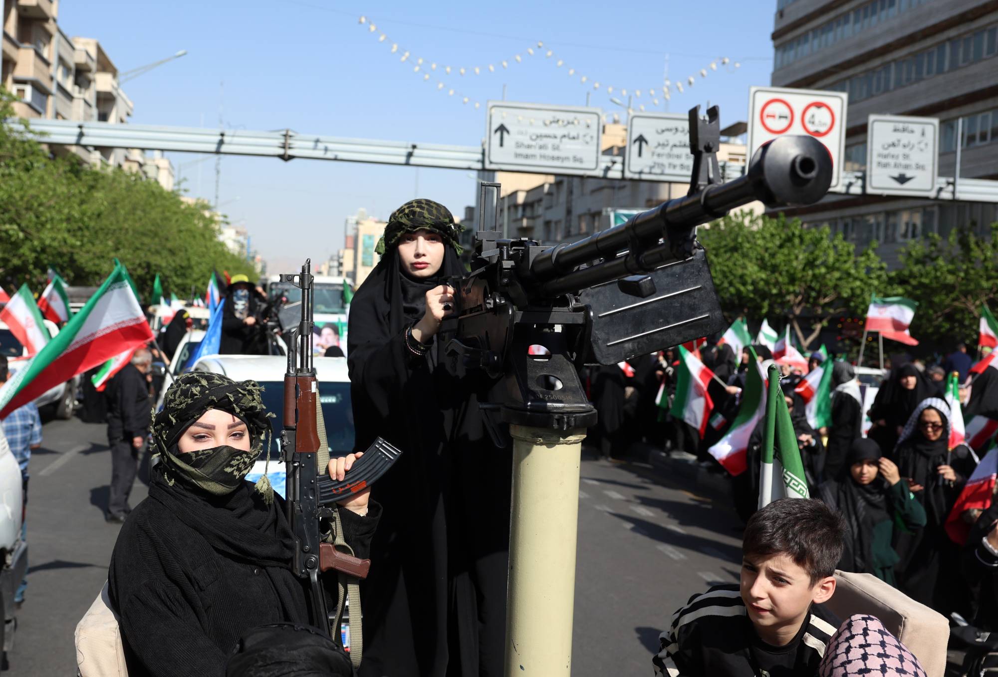 إيران تدرب نساءها على السلاح استعدادا لمواجهة جديدة